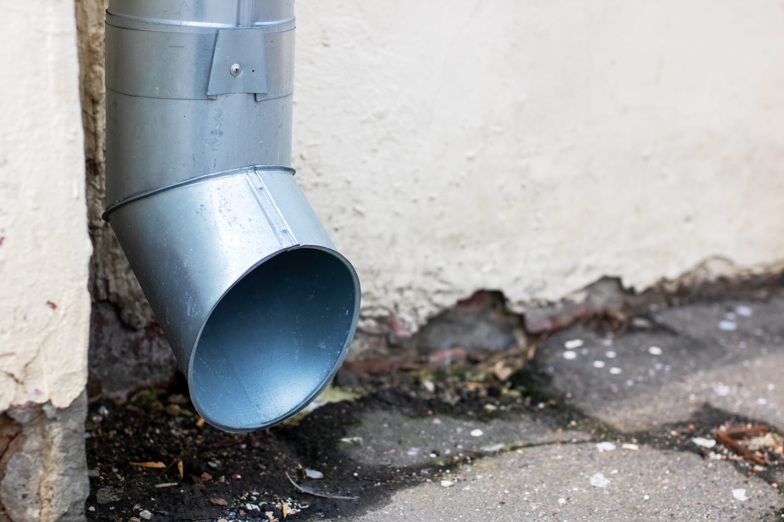 drainage pipe on house